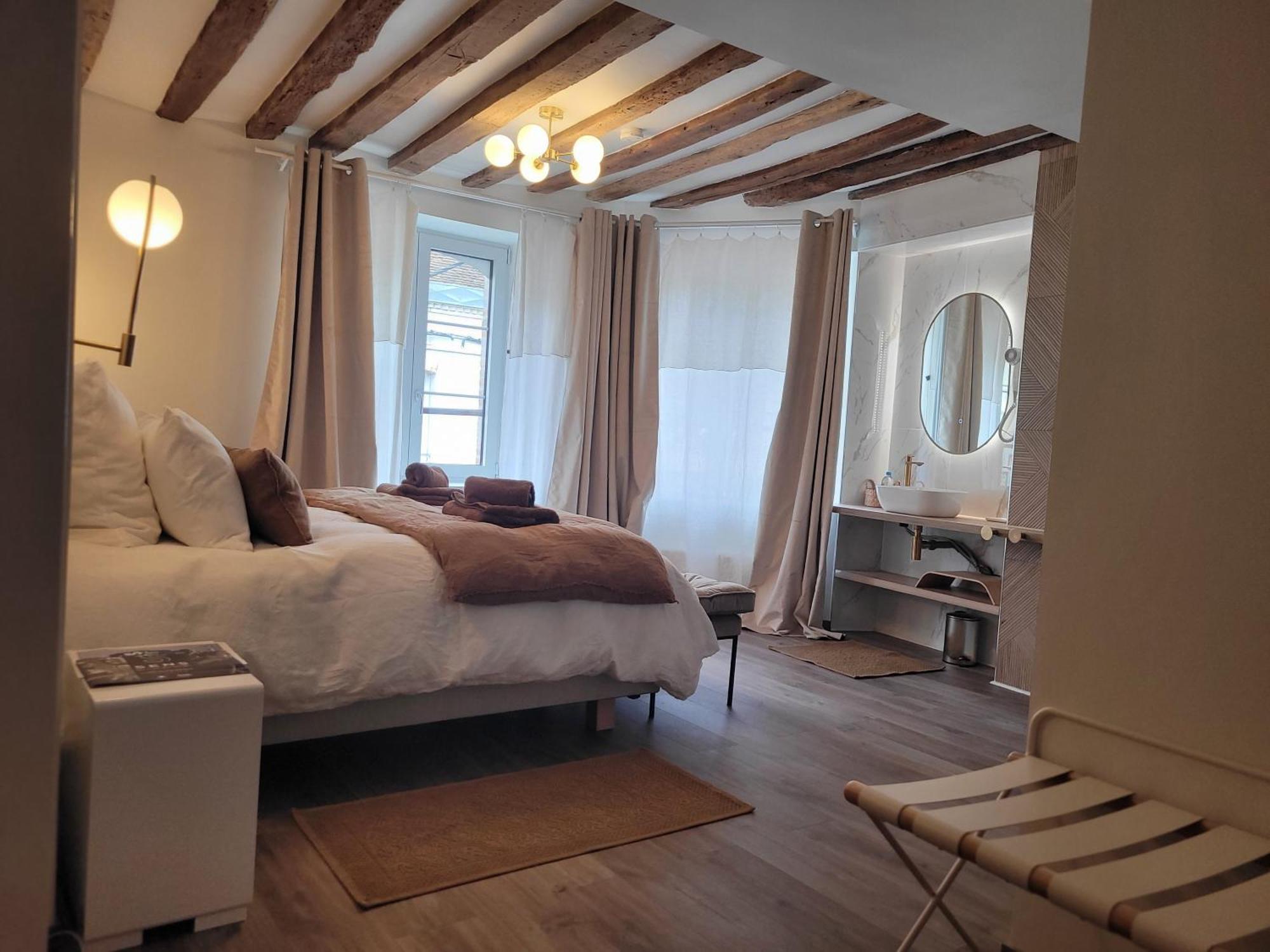 Tresors De Sens Bed and Breakfast Exteriör bild